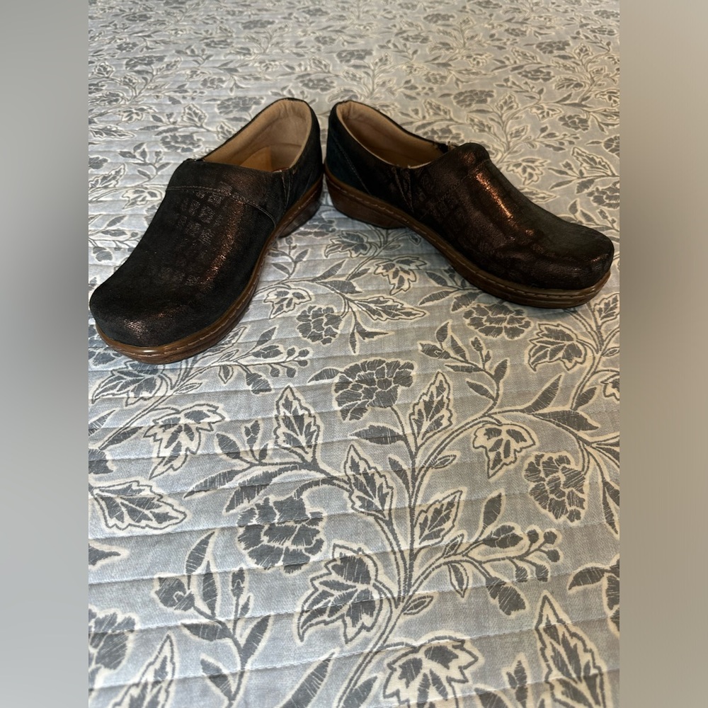 Klogs, metallic brown crocodile print, size 11 - Picture 3 of 7
